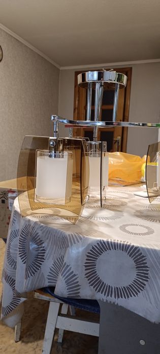 Люстра отличное состояние. Отсутствует только крепление к потолку.