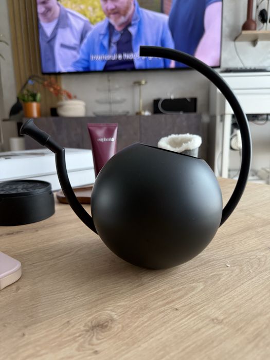 Stropitoare eleganta din  metal negru mat