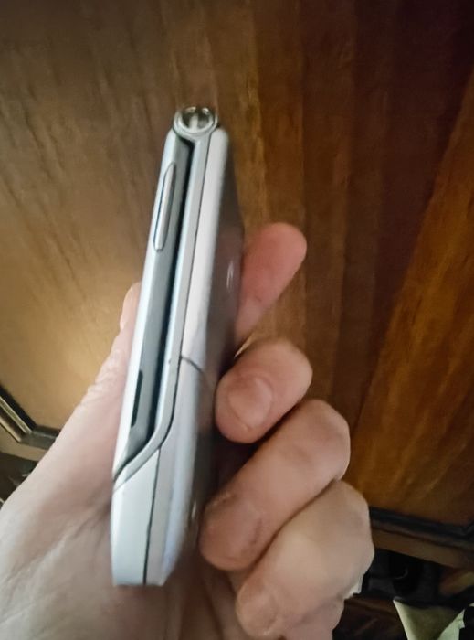 Motorola razr V3 cu accesorii originale ( orice rețea)