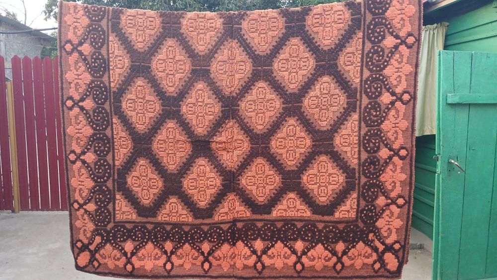 Cuverturi  foarte vechi, bine  întreținute, țesute  la  război