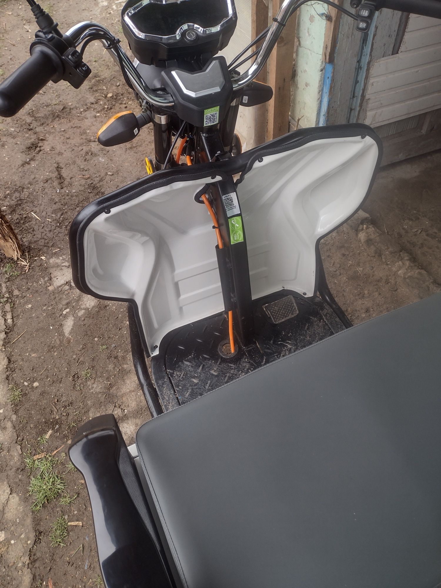 De vânzare tricicletă electrică funcționează bine are acte rar și 2 ch
