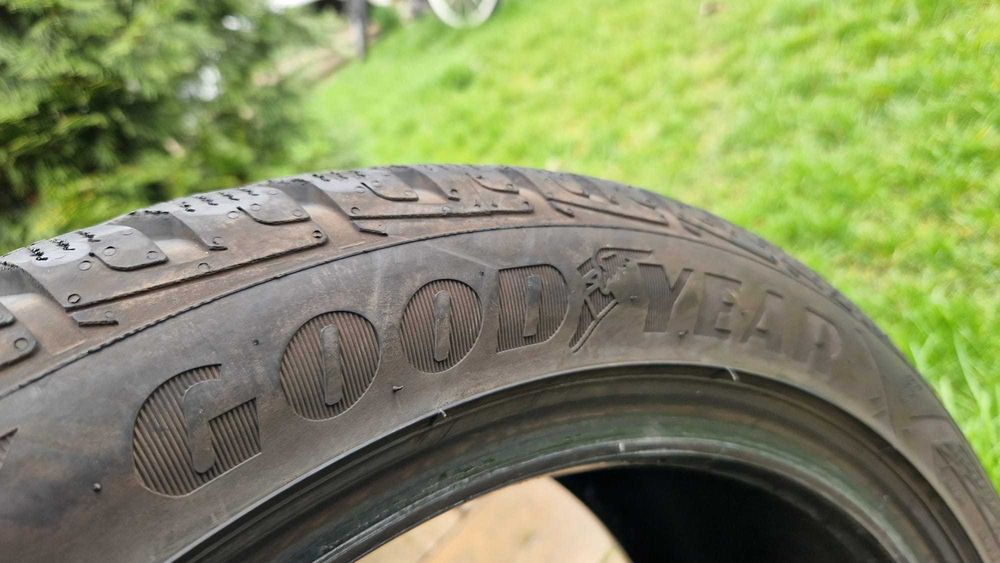 1 anvelopa iarna 215 45 R 17 Goodyear