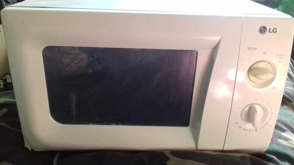 Cuptor cu microunde afisaj comanda electronica MARKER-1150W si unul LG