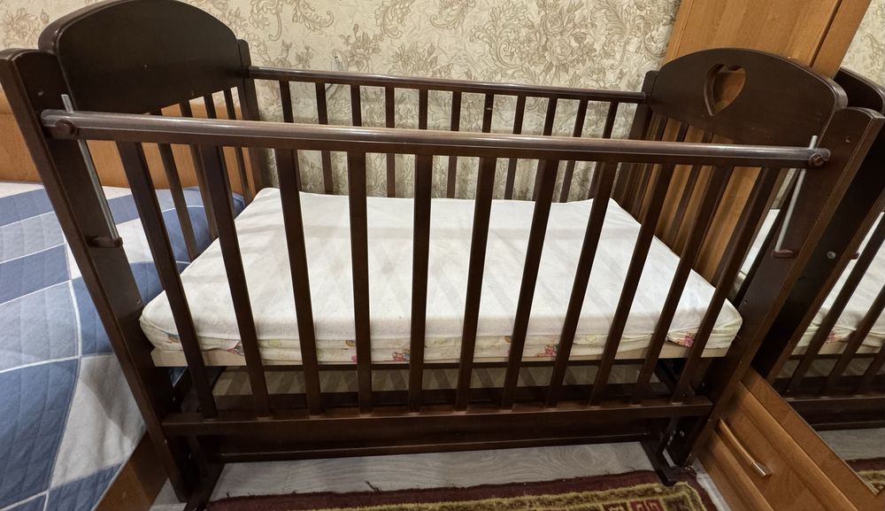 Продам детскую кроватку с качающимся механизмом (маятник)