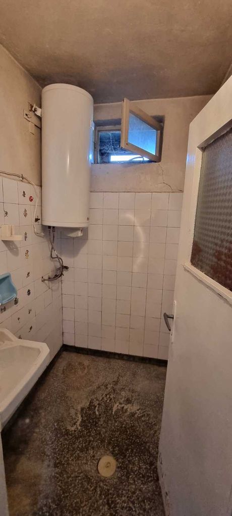 Продава се Четиристаен апартамент в Разград, Център - 100 кв.м за 1071 €/кв.м - Снимка #2