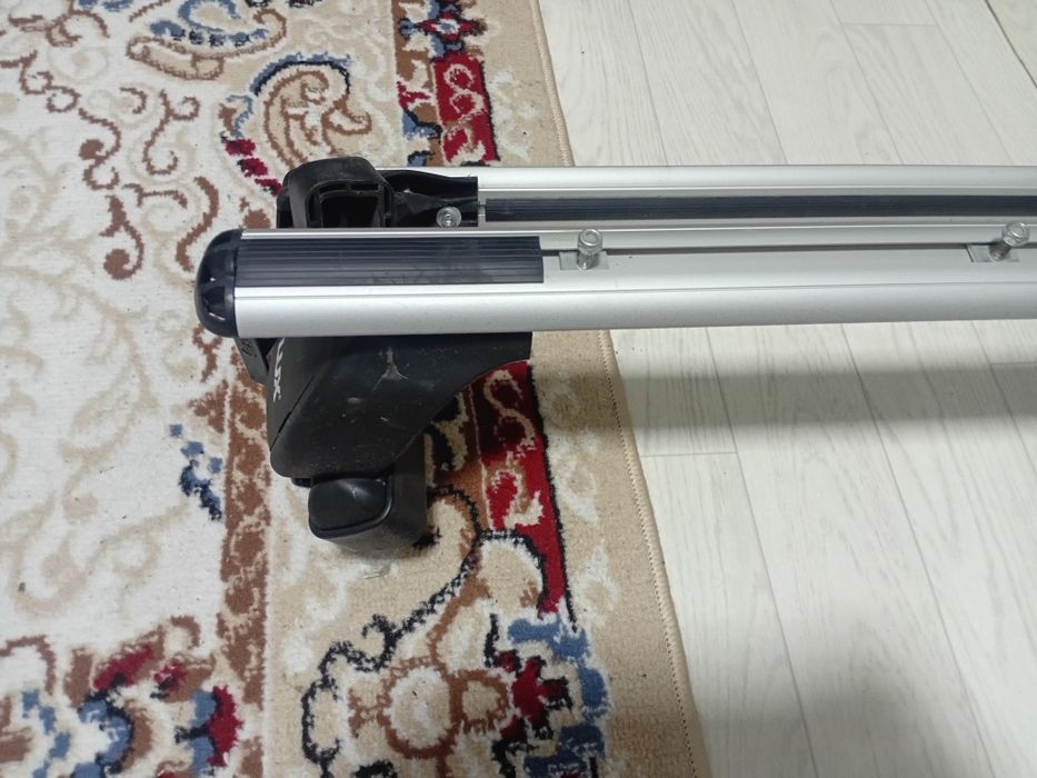 Продам поперечные рейлинги на крышу багажника от пассат В 6  новые