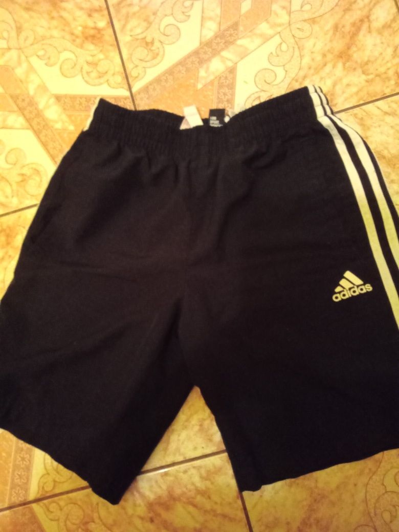 Pantaloni scurti marca Adidas