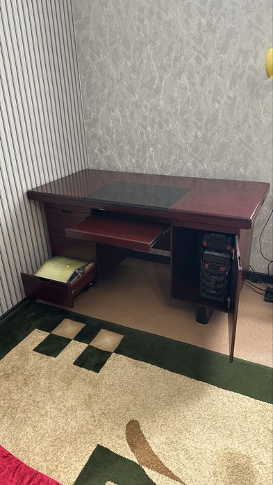 Срочно продам компьютерный стол