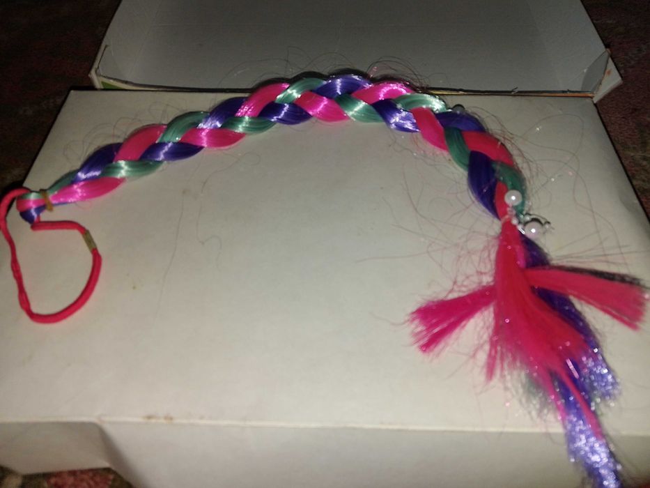 ПРОДАМ ЦВЕТНУЮ КОСУ на резинке с бусинками для волос! Длина 40 см. Б/у