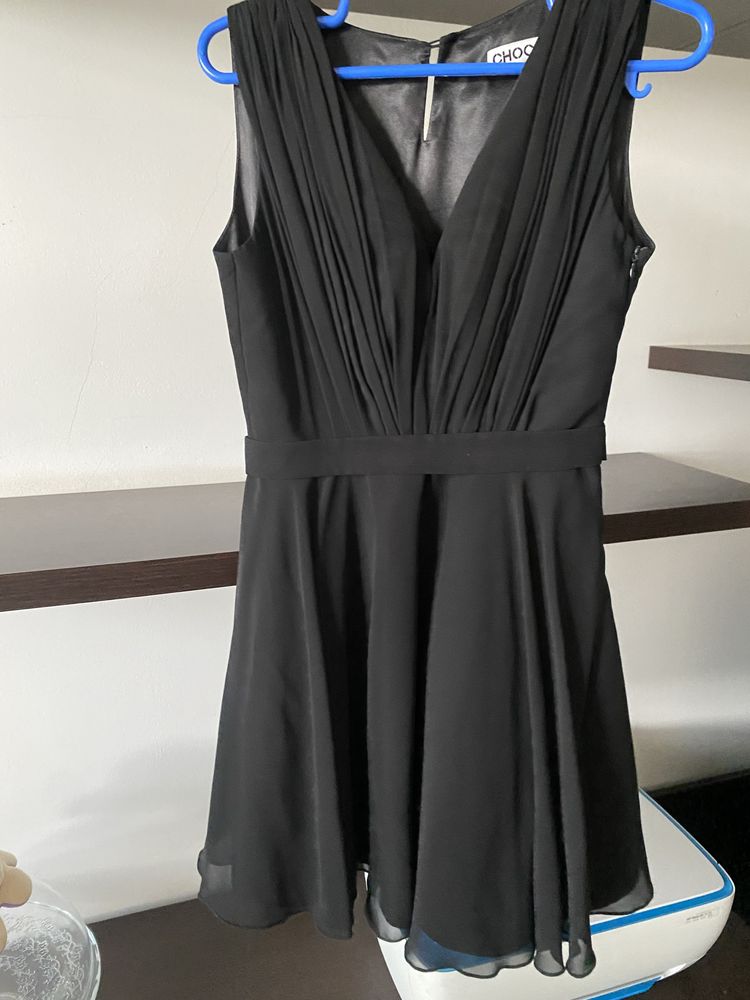 Rochie neagra ideala pentru banchet