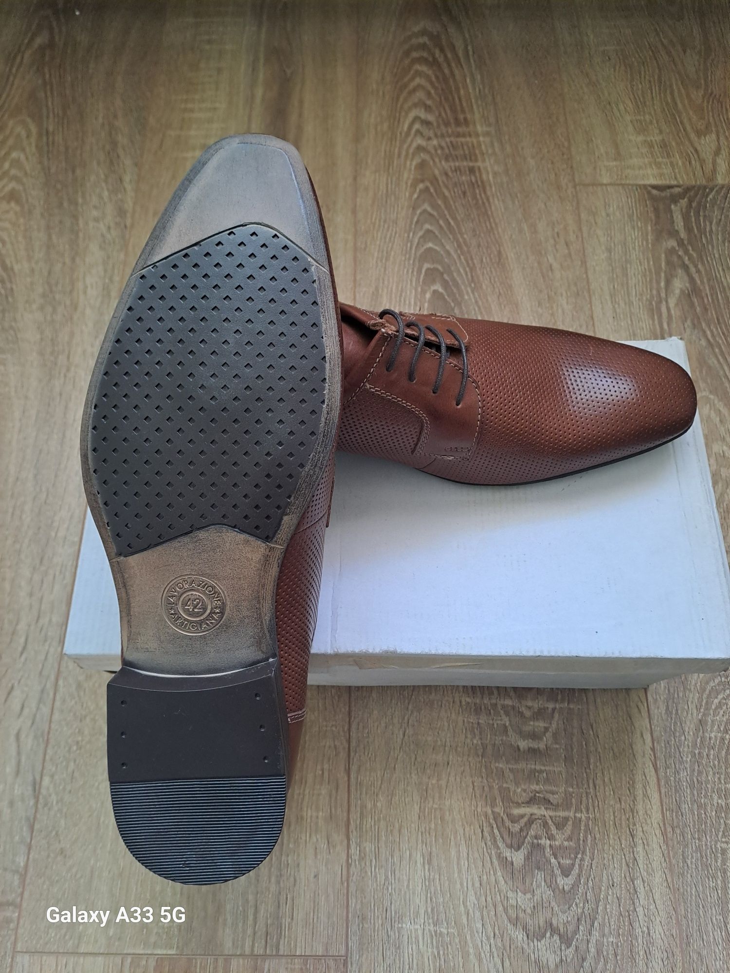 Vand pantofi de vara noi din piele pentru bărbați brand Marco Santini.