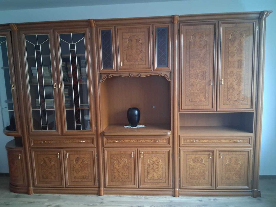 Biblioteca living foarte eleganta si usoara