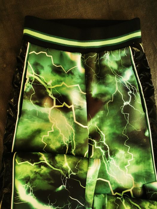 Дамски екип панталон и кроп топ.