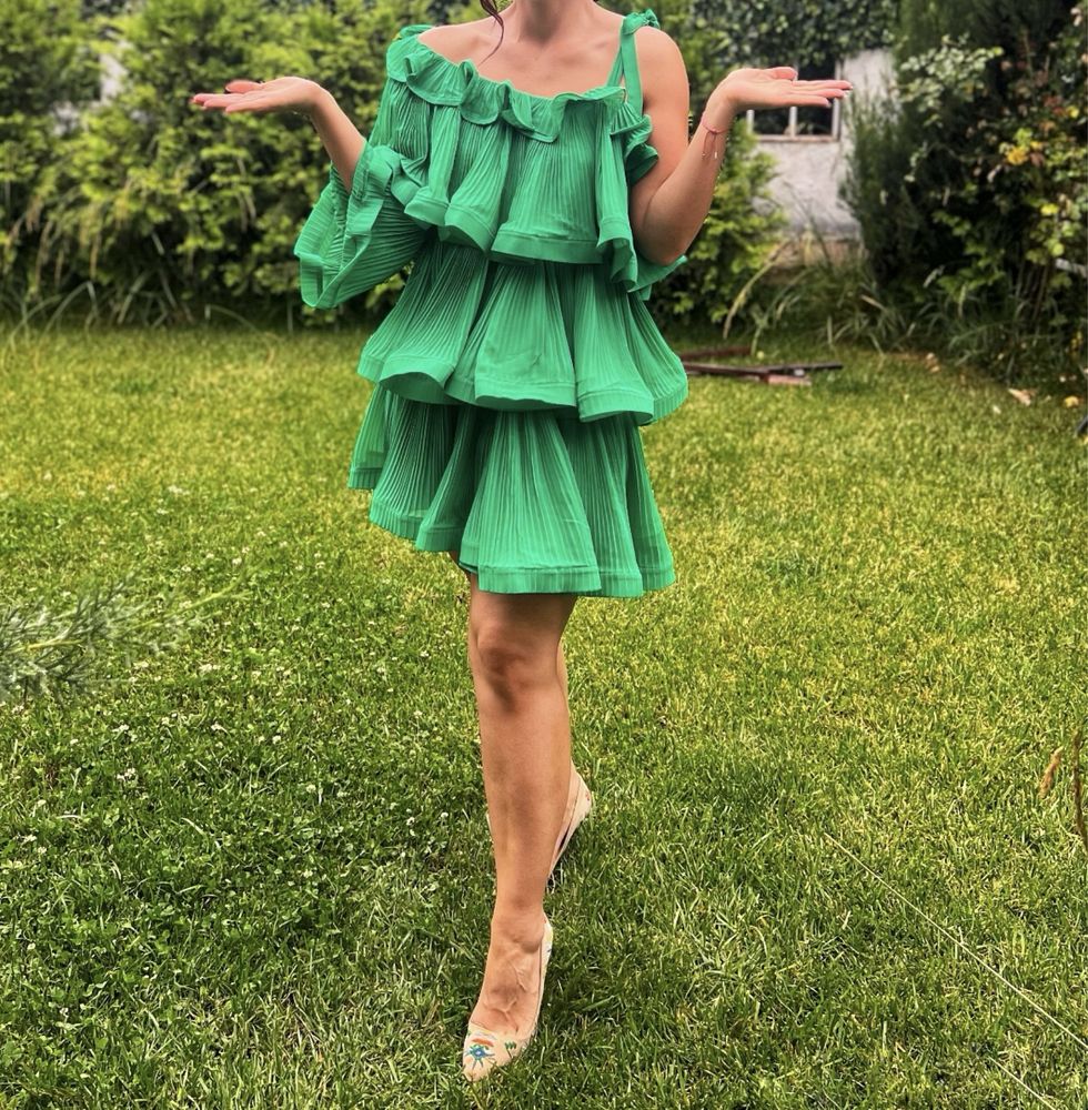 Зелена рокля с къдри