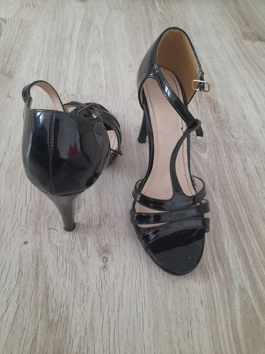 Sandale negre cu toc