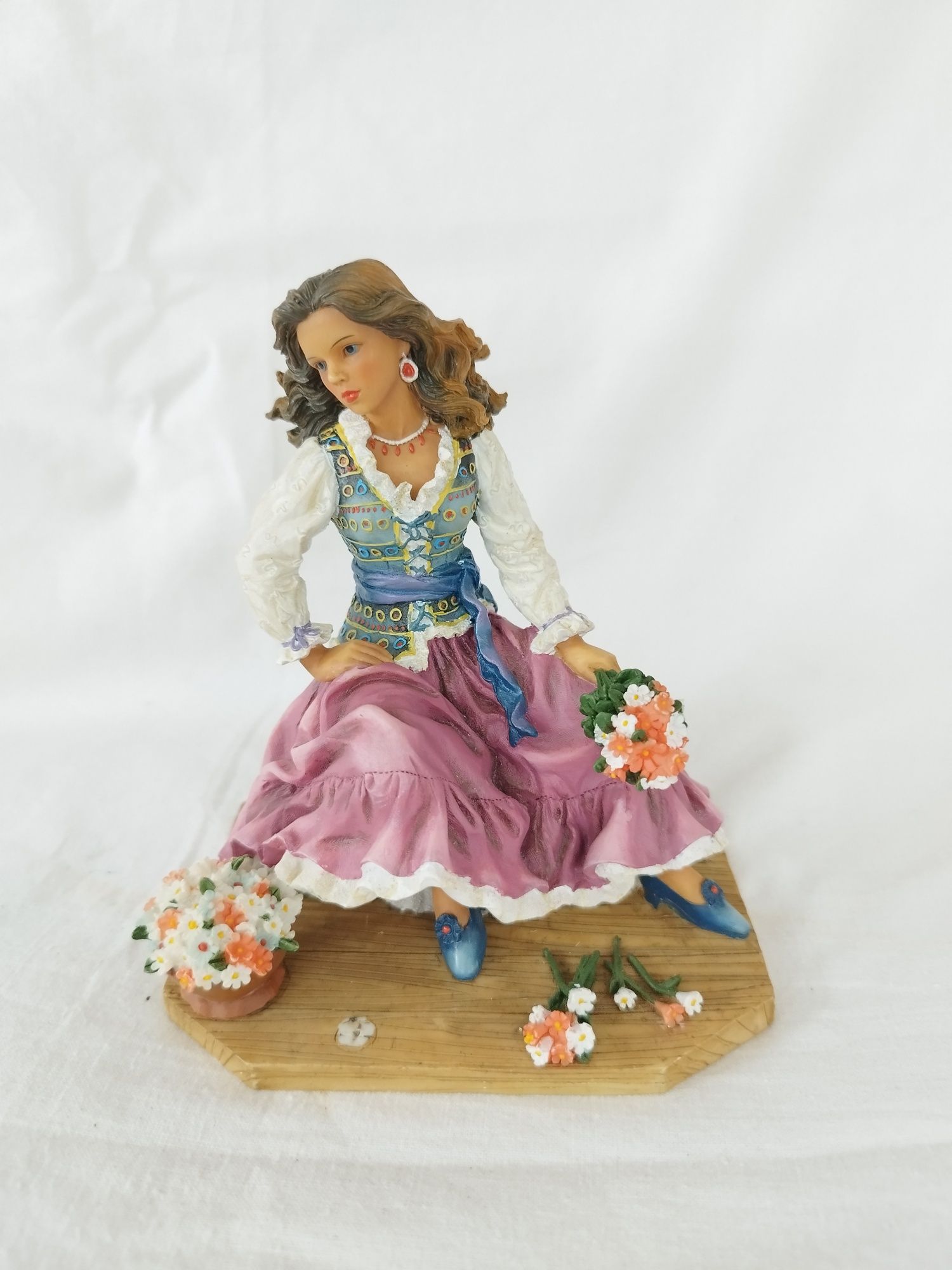 Figurină decorativă din rășină acrilică, "Țigancă cu flori".