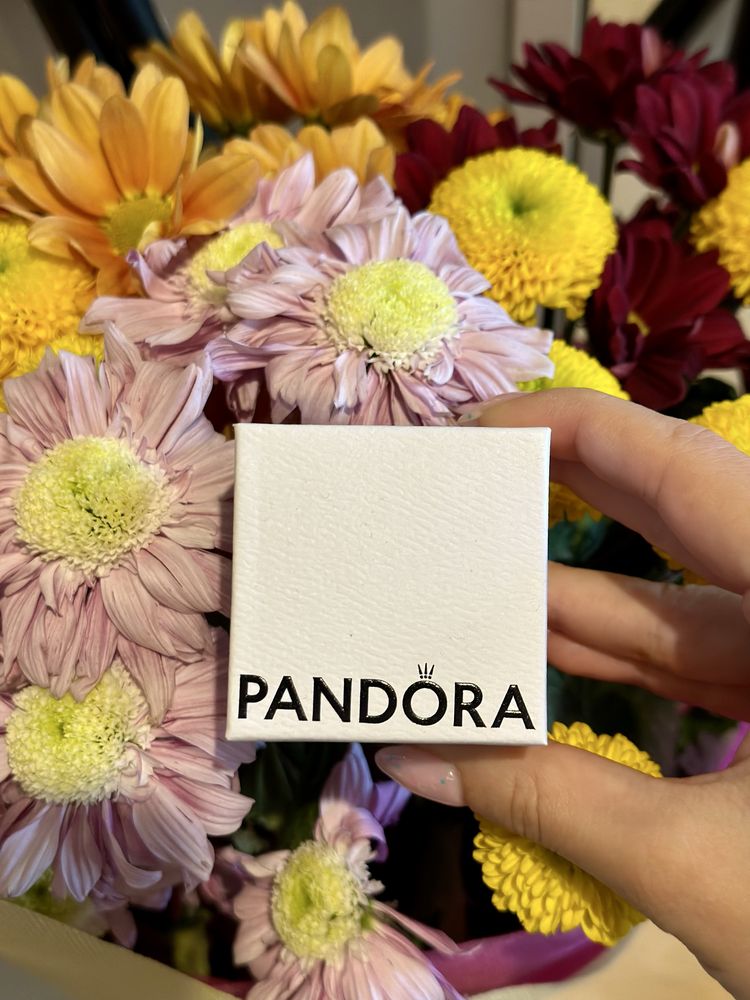 Сребърни обеци Pandora Harmony с кристал в жълт цвят.