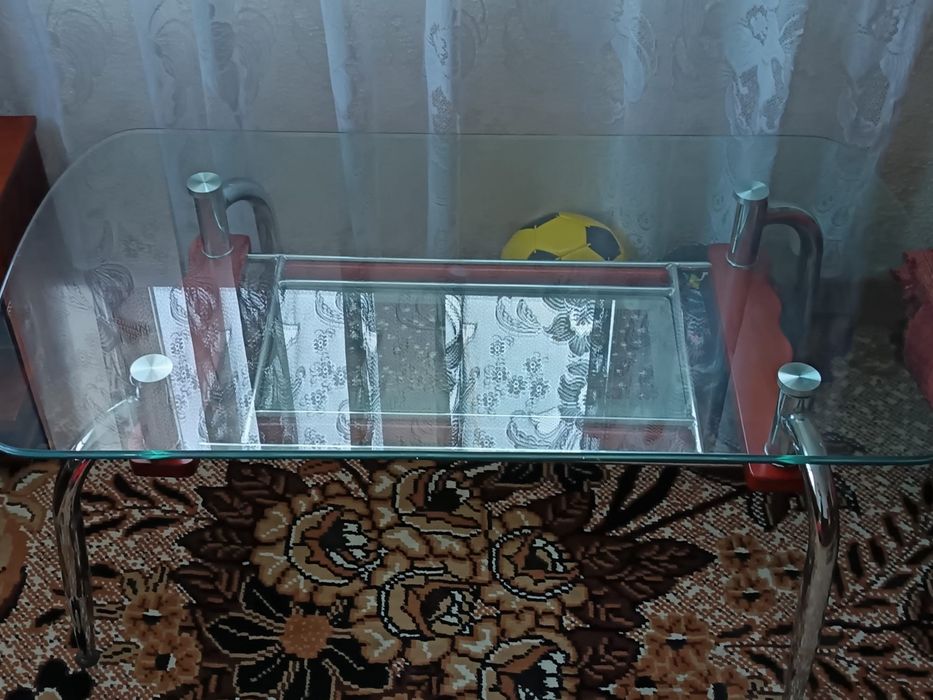 Vand masa de sticla fara defecte. Picioare de otel inoxidabil