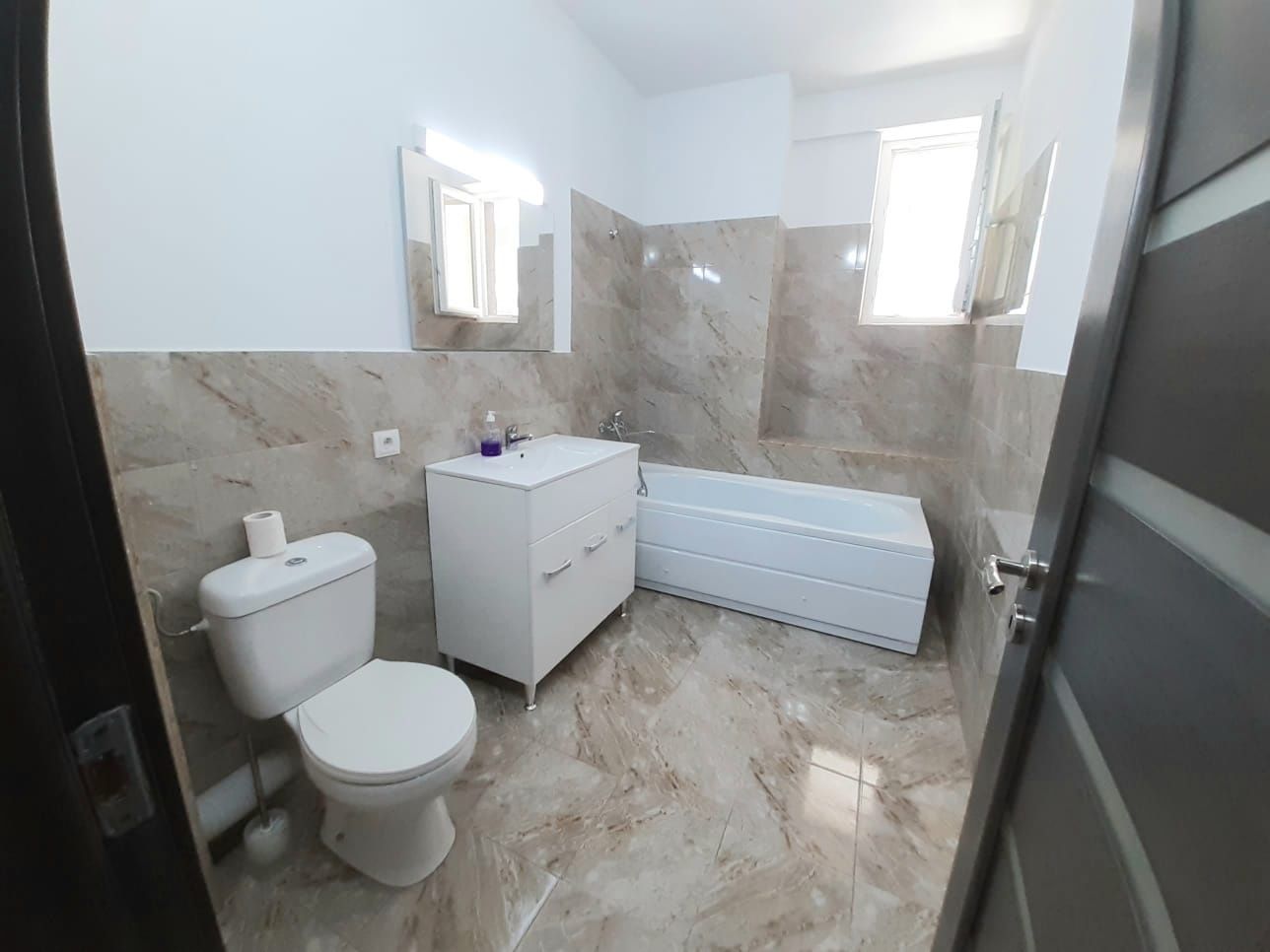 Apartament 3 camere de închiriat in bloc nou