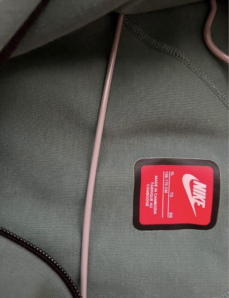 Горнище на Nike Tech