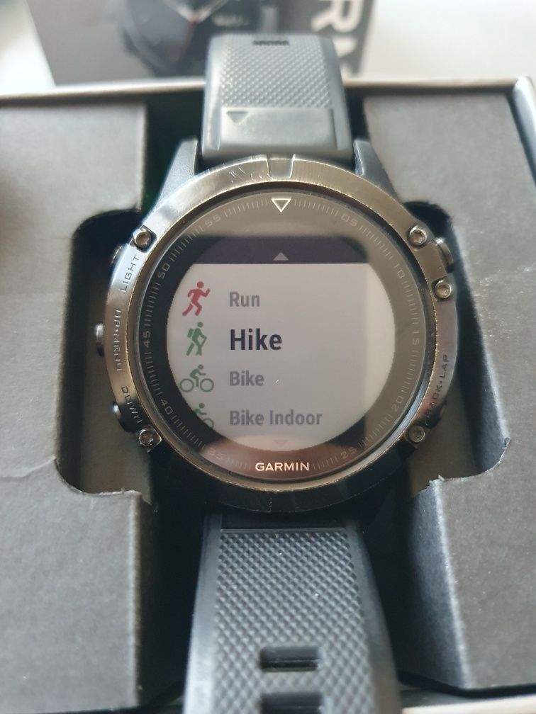 Часовник с GPS Garmin Fenix 5 Sapphire