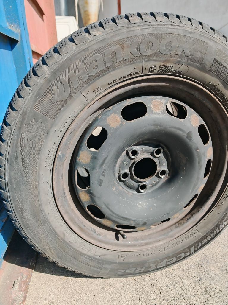 Джанти със зимни гуми 2бр. 195 65 15 Hankook