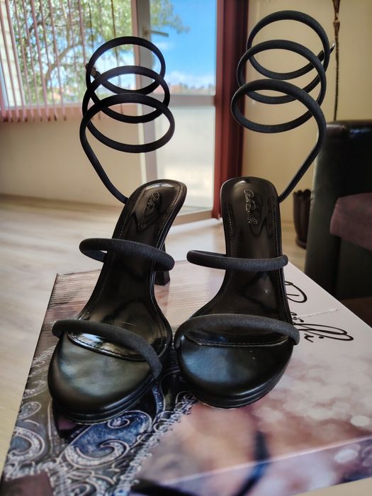 Сандали на висок ток