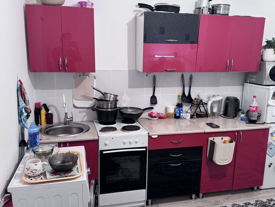 Кухонный гарнитур и электроплита