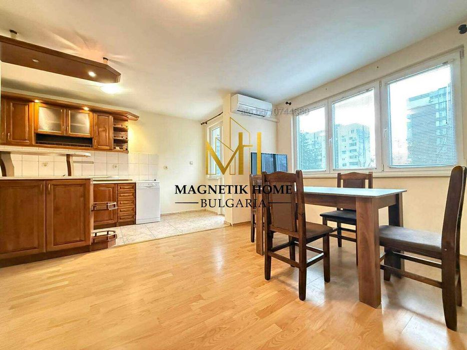 Просторен тристаен апартамент до Краснодар в ж.к. Възраждане