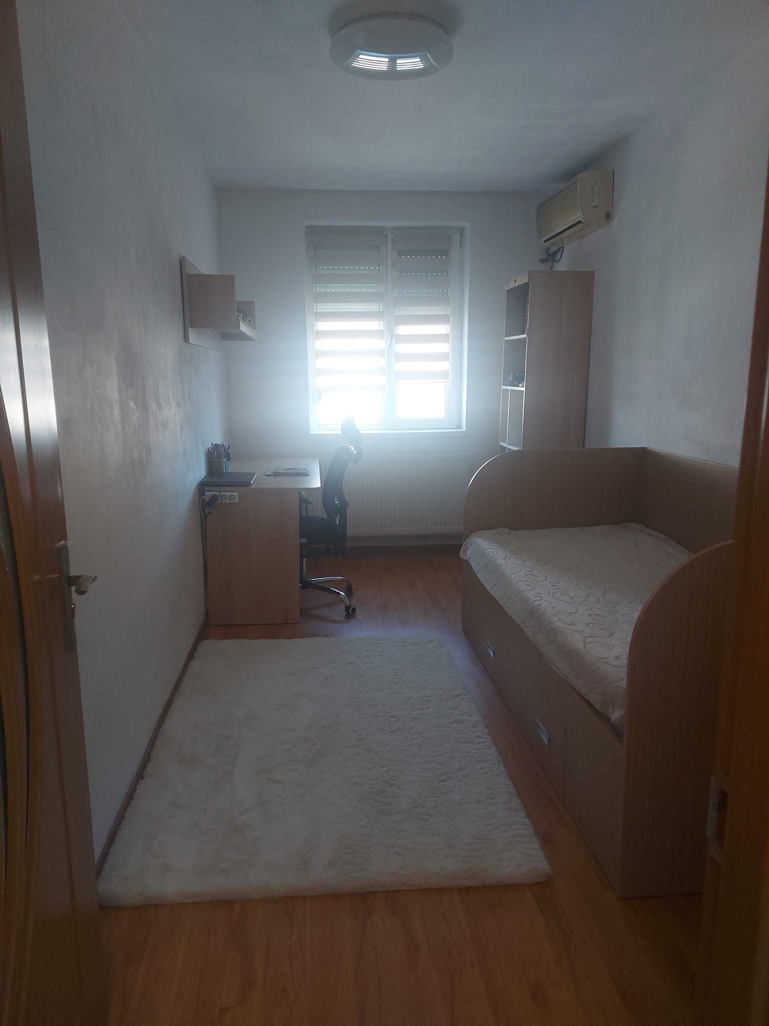 Vand apartament 4 camere zona Far!