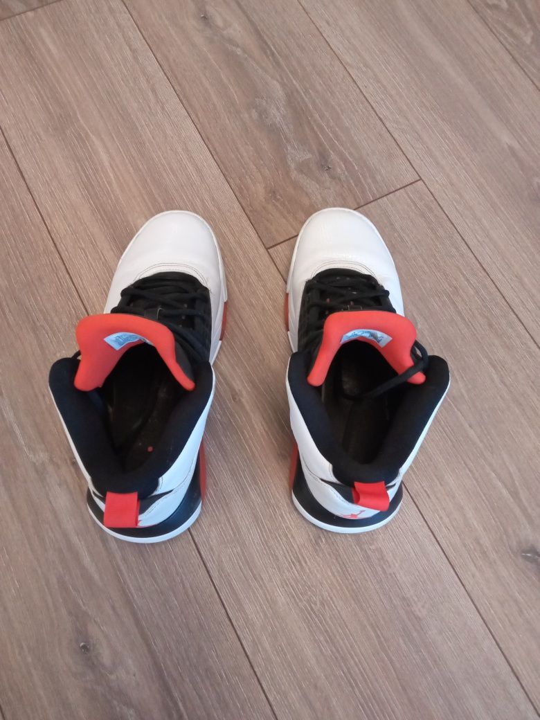 Air Jordan maxin 200 White/ Team Orange-Black Mărimea:43