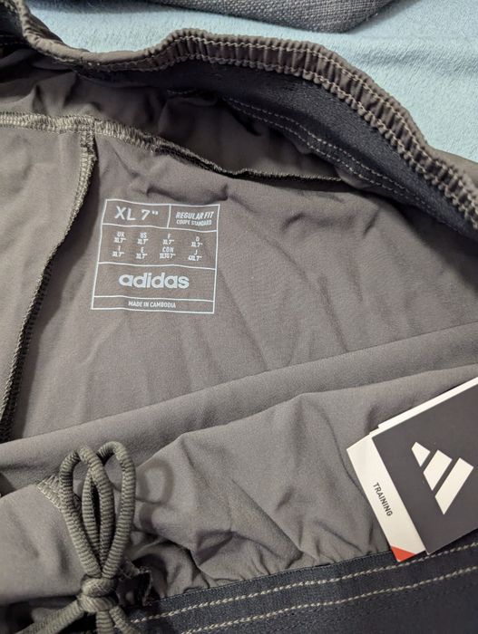 De vânzare pantaloni scurți Adidas