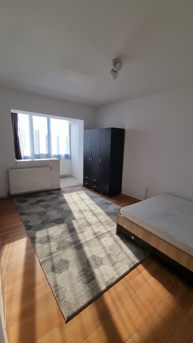 Închiriez garsonieră în bloc de apartamente