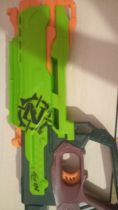 Продам nerf в отличном состояний  из уодеций зомби онда топ