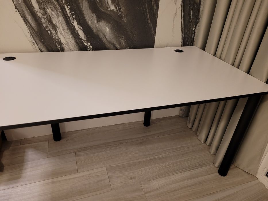 Vând birou alb in stare excelentă