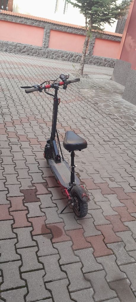 Vând trotineta electrica kugo m4 pro