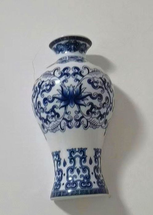 Настенные  небольшие  фарфоровые  вазочки для цветов и декора стен
Вы