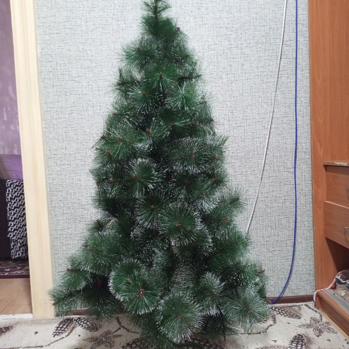 Новагодняя елка вместе с игрушками