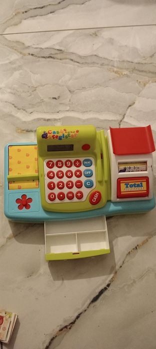 Diverse jucarii si robot pentru mancarea bebelușului