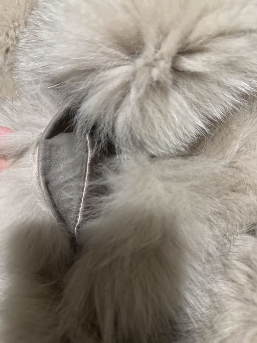 Елек от лисица много гъст косъм с цип и джобчета.