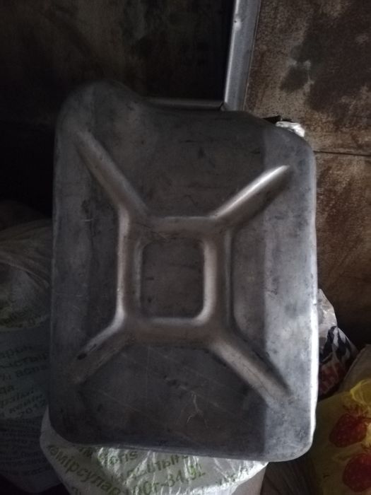 Продам две алюминиевые канистры
