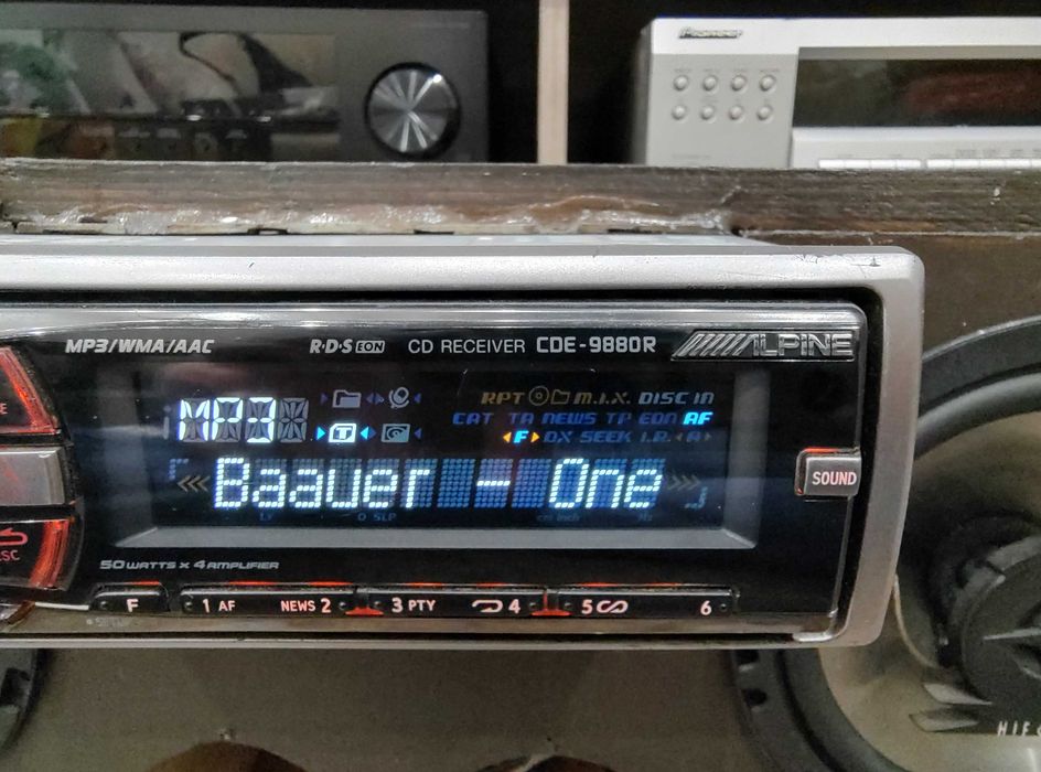 Висок клас ALPINE CDE-9880R USB / CD / MP3