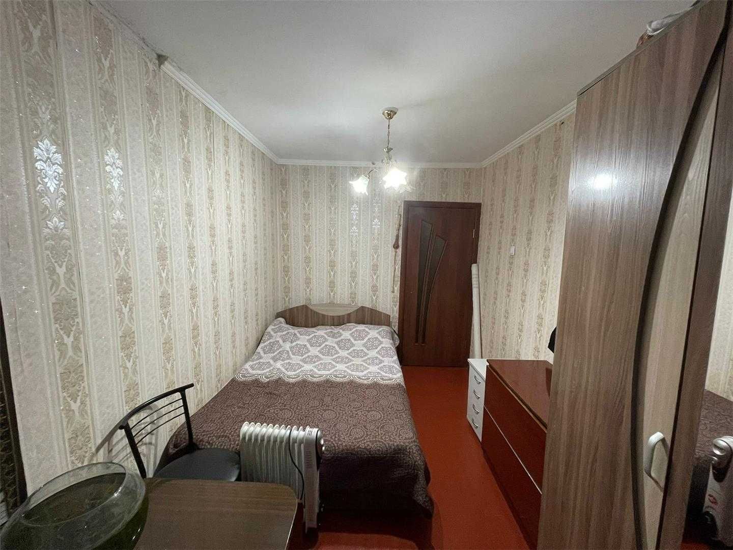 Продам 2 комн на 16мкр  средний этаж