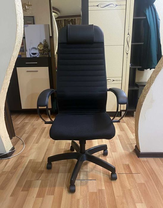 Офисное кресло с высокой спинкой