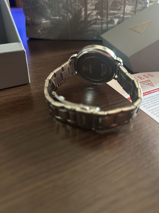 Дамски сребърен часовник Guess