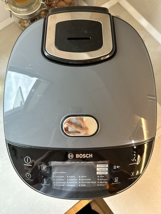 Мултикукър Bosch MUC11W12 с 48 програми за готвене