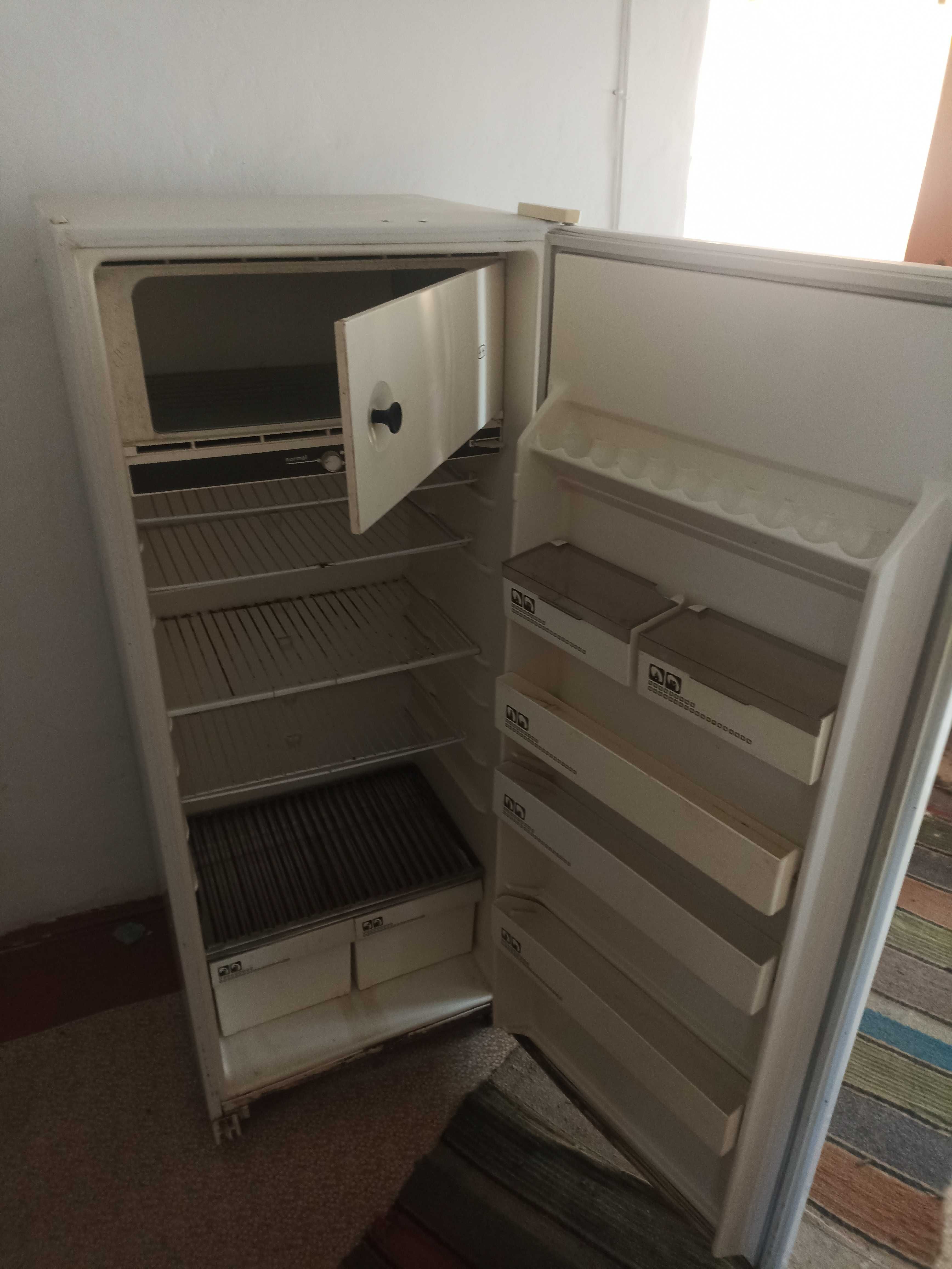 Продам холодильник ( рабочий )