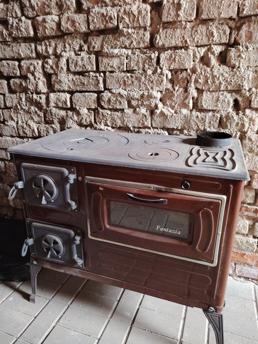 Soba cu plita pe lemne