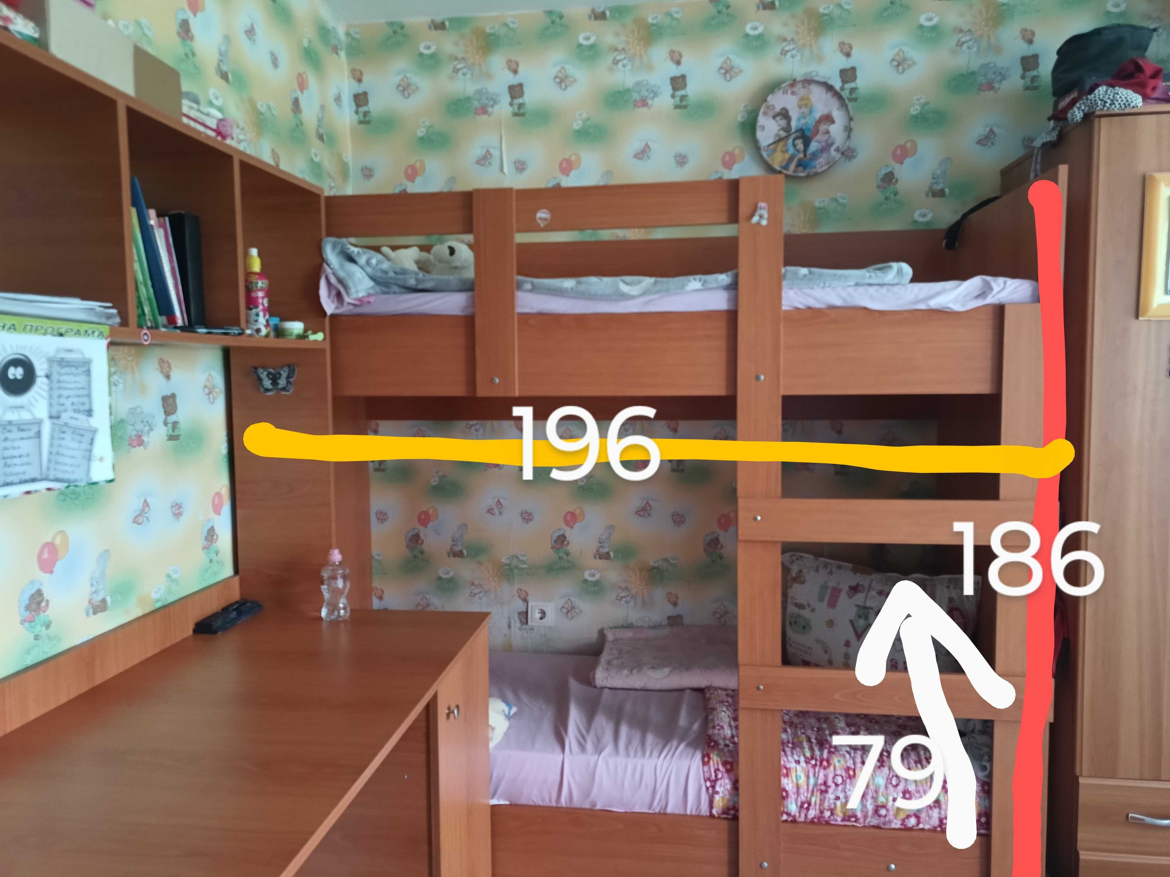 Двуетажно легло и бюро