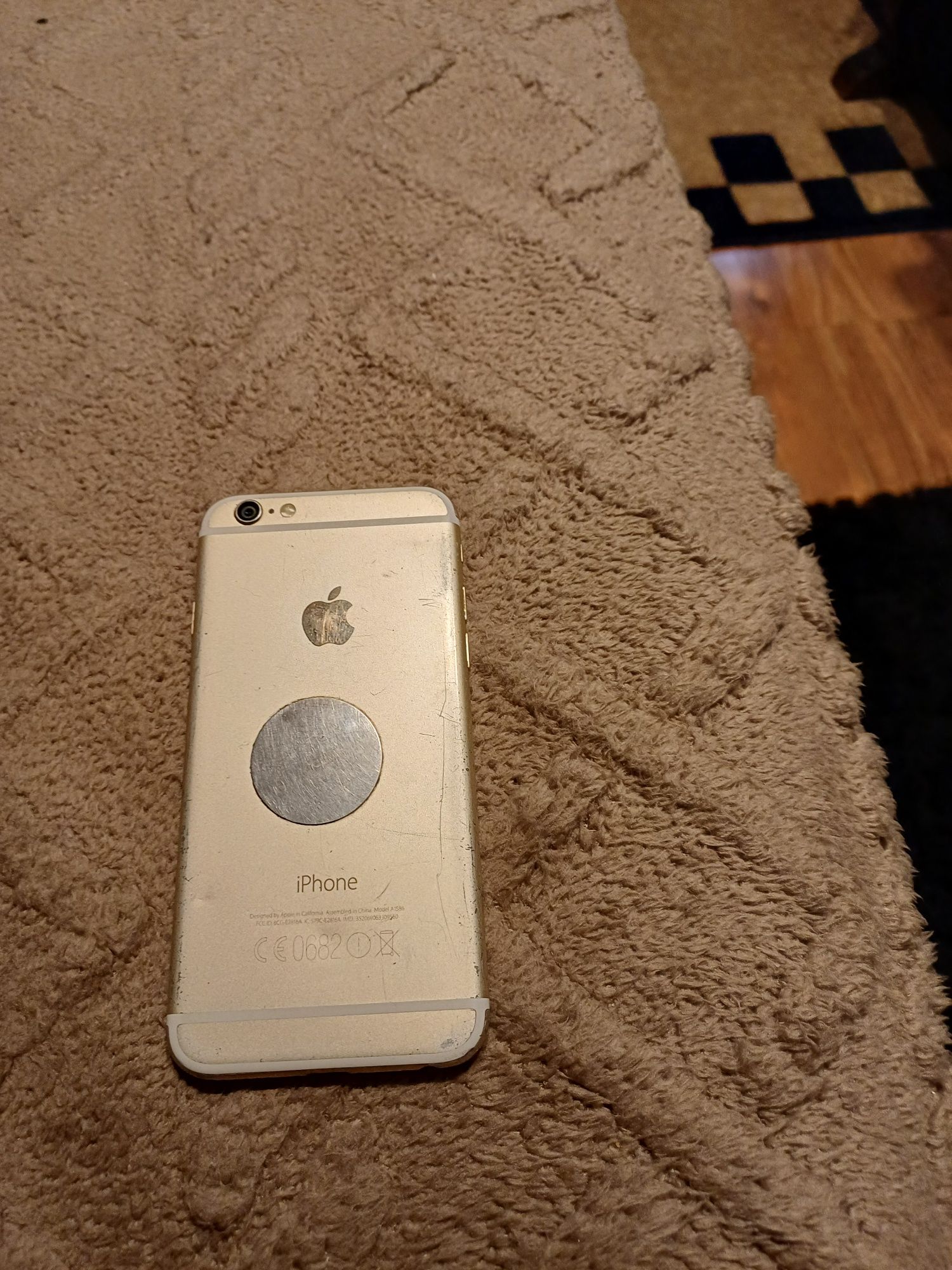 Vând iPhone 6 gold in stare buna